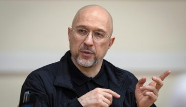 Denys Schmyhal spricht während einer Pressekonferenz und gestikuliert mit beiden Händen.