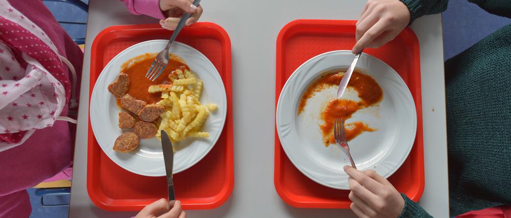 Schülerinnen eines Gymnasiums essen während einer Pause ihre vegetarische Mittagsmahlzeit. (Symbolbild)