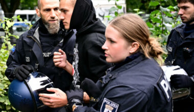 Schwarz gegen Bunt - Rechter Demonstrant wird abgeführt