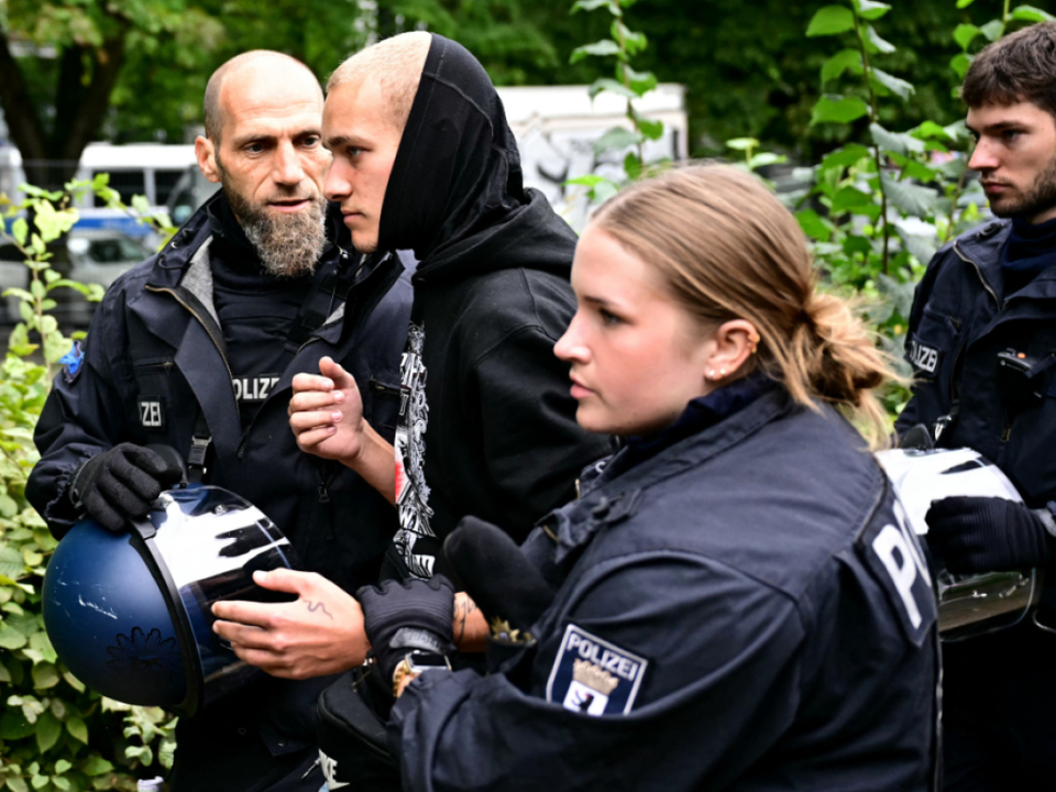 Schwarz gegen Bunt - Rechter Demonstrant wird abgeführt