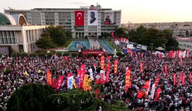 Zehntausende demonstrieren in Istanbul für İmamoğlu