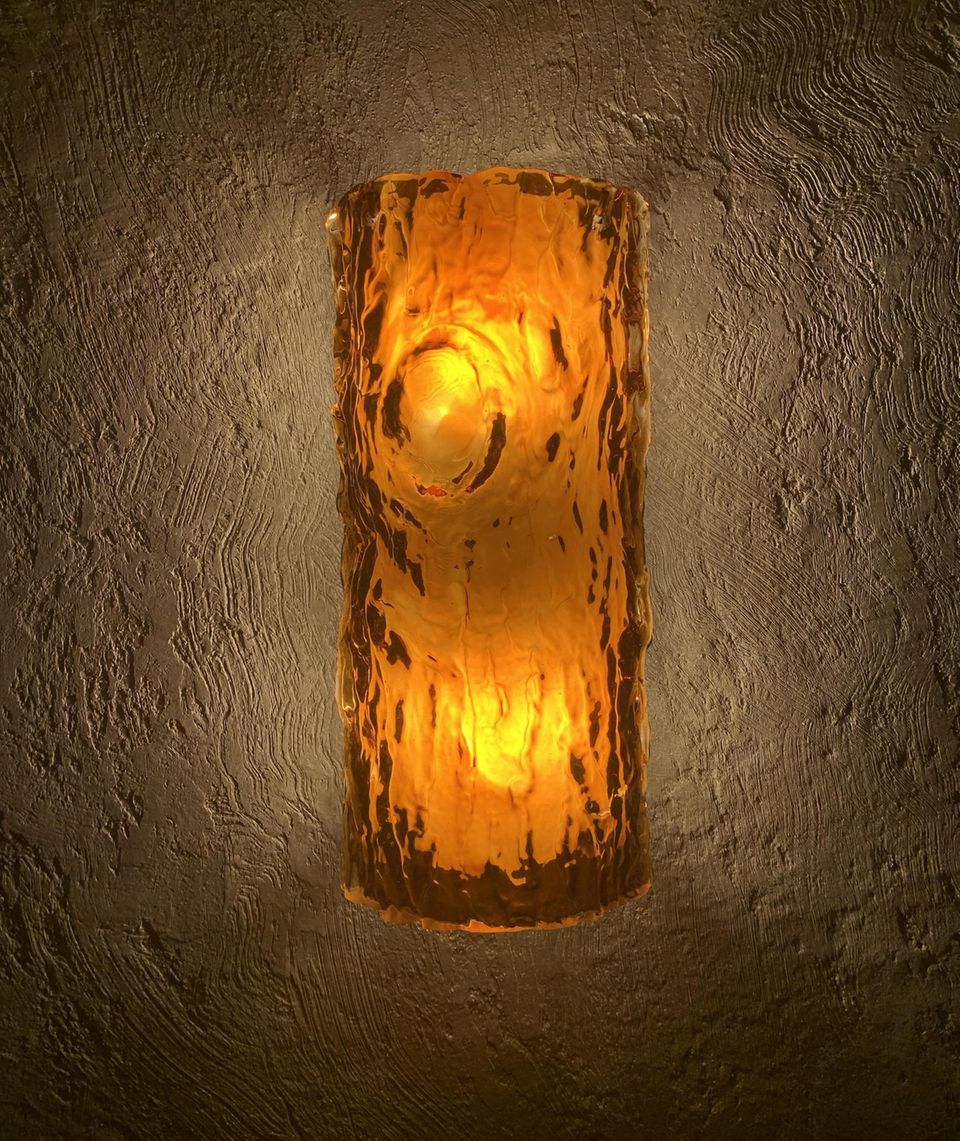 Orangene Wandleuchte mit Struktur aus Glas