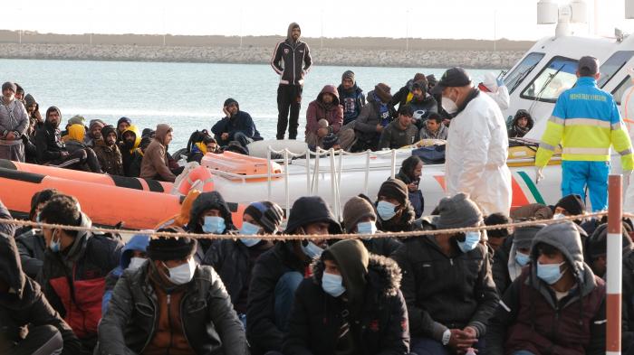 Flüchtlinge wagen die Überfahrt mit dem Boot, werden aber gestoppt.