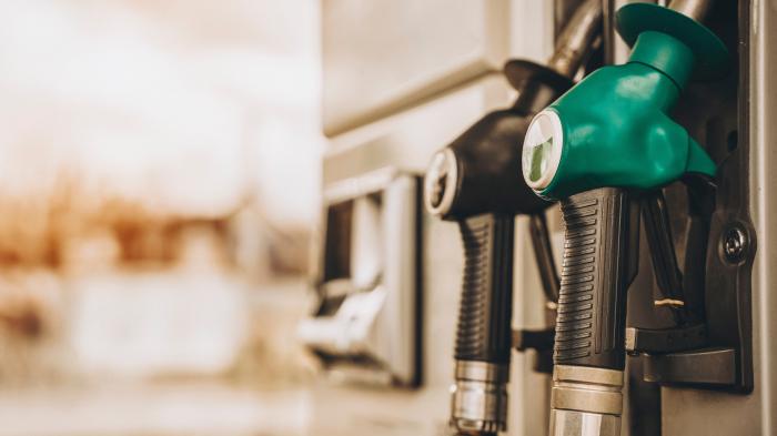 Nahaufnahme von Diesel- und Benzinpistolen an einer Tankstelle. Die Kraftstoffkrise hält an und die Kraftstoffkosten steigen