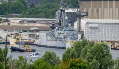 Fregatte „Karlsruhe“ aus Flensburger Hafen geschleppt