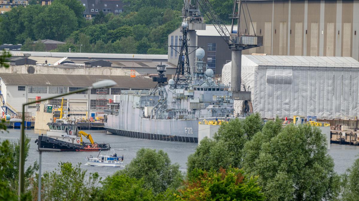 Fregatte „Karlsruhe“ aus Flensburger Hafen geschleppt