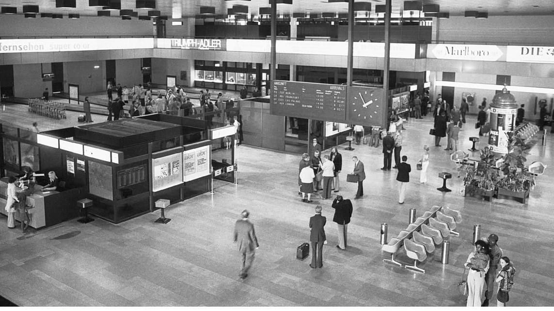 So sah die heutige Abflughalle 2 früher aus: 1975 wurde sie eingeweiht – damals noch als Ankunftshalle.