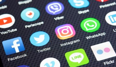 Verschiedene Social-Media-Apps sind auf ein Smartphone-Display zu sehen.