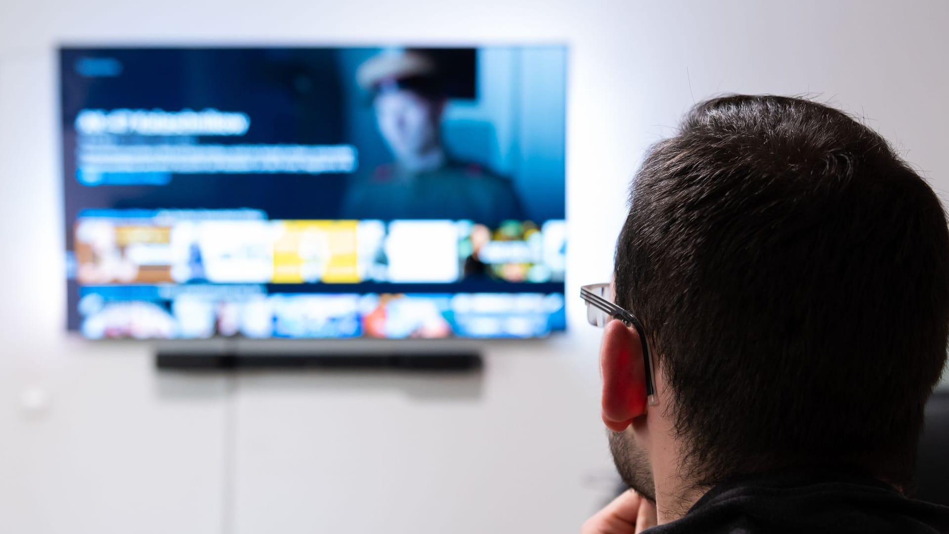 Mann schaut auf seinem Fernseher Amazon Prime Video
