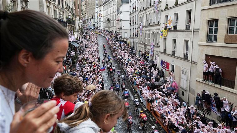 Spektakel auf dem Montmartre: In Paris endete die 21. Etappe der Tour.