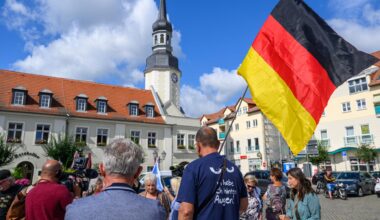 Einige Teilnehmer einer Protestveranstaltung gegen die Bürgermeisterin der Stadt Spremberg im Landkreis Spree-Neiße haben sich auf dem Marktplatz versammelt.
