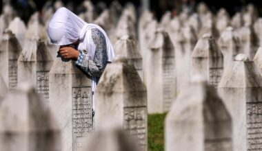 Eine muslimische Frau trauert am Grab ihres Verwandten in der Srebrenica-Gedenkstätte in Potocari, Bosnien.