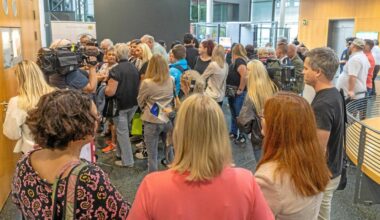 Vater und Stiefmutter sollen Kind gefesselt, eingesperrt und geschlagen haben: Prozess in Augsburg