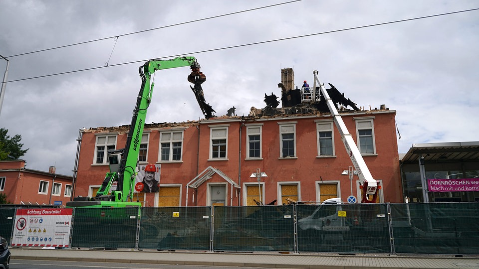 Abriss der ausgebrannten alten Staatsoperette in Dresden begonnen