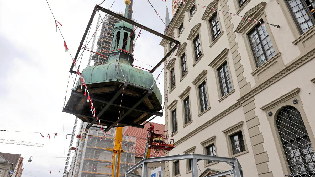 Die Kuppel des Augsburger Perlachturms befindet sich jetzt in ihrem Ausweich-Quartier