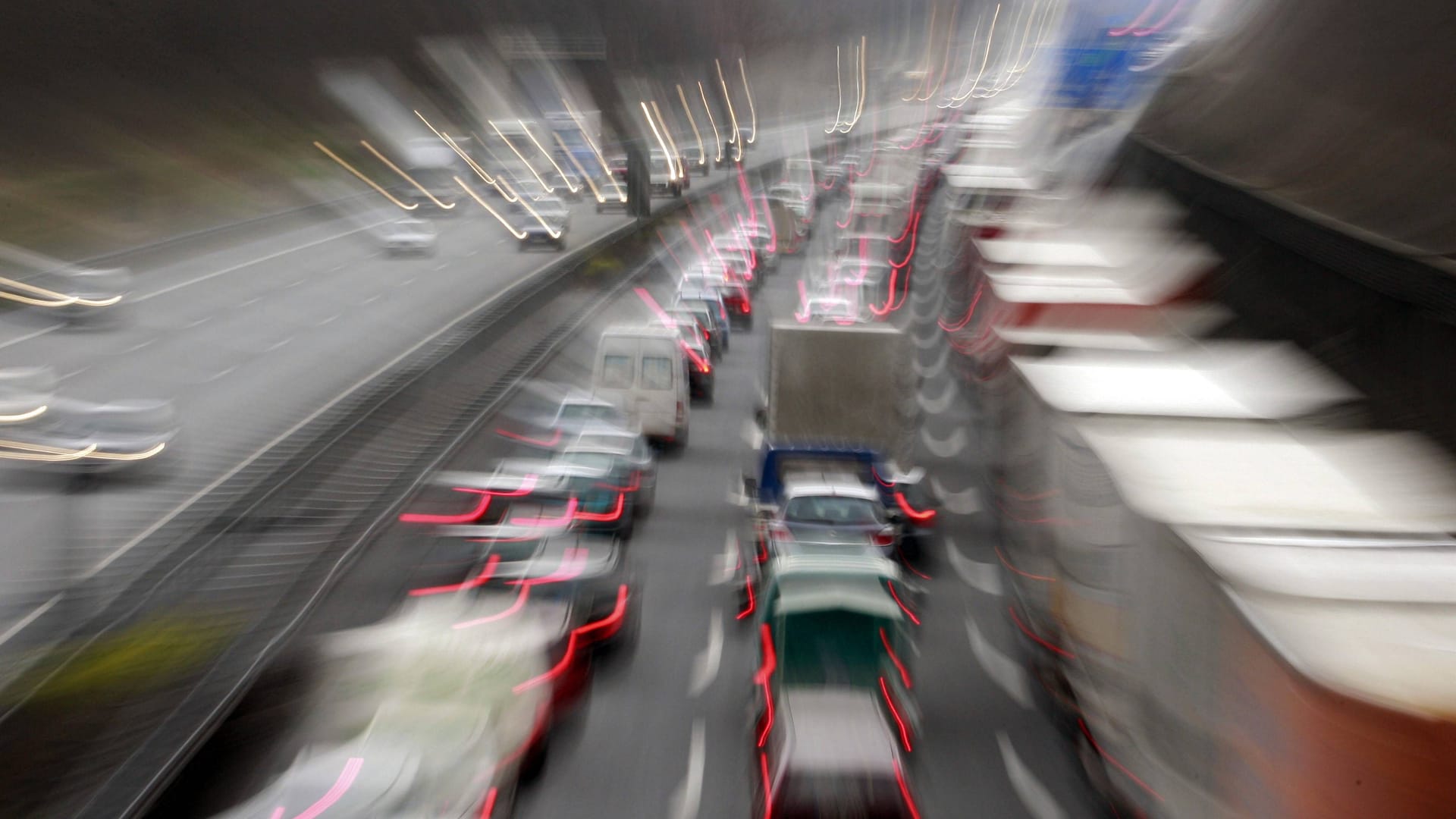 Stau auf der Autobahn (Symbolbild): Am Freitag kommt es auf den Autobahnen bei Braunschweig zu Sperrungen.