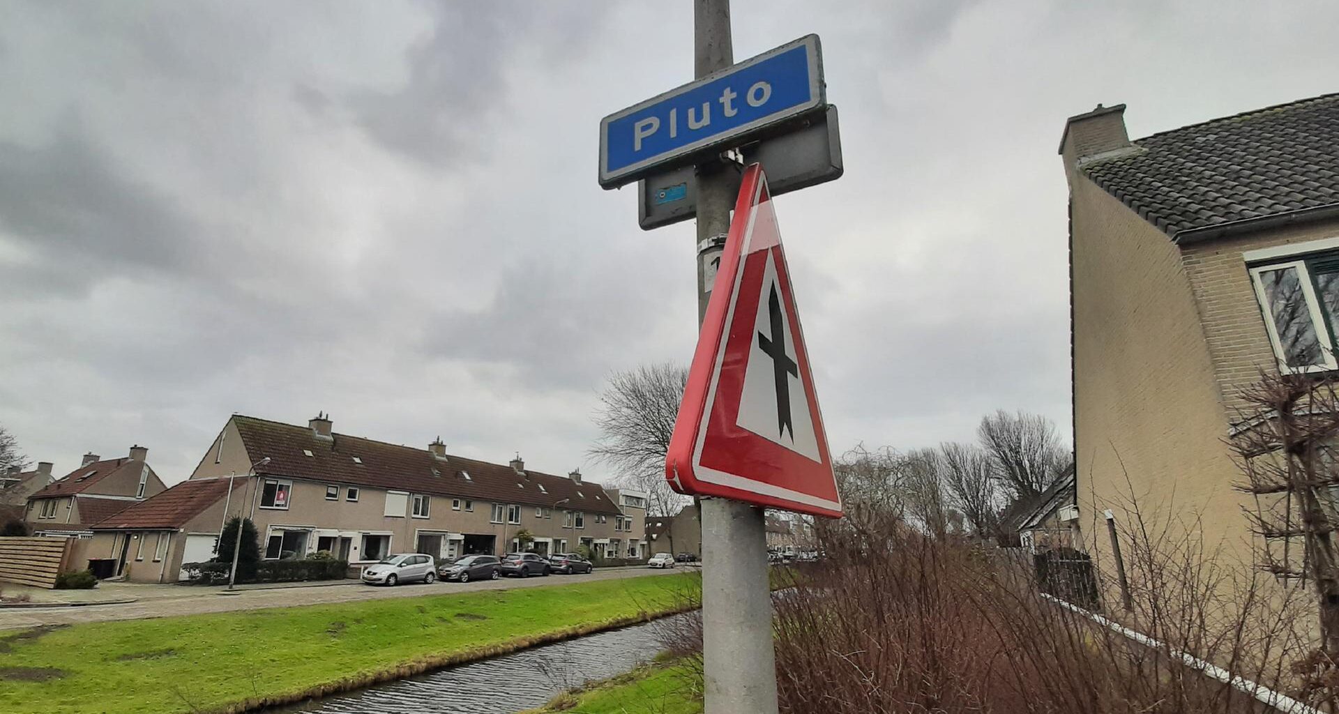 "Pluto" steht auf einem Straßenschild an einer Kreuzung. Die Straßennamen in der Siedlung nahe dem Weltraumzentrum ESTEC lauten Pluto, Jupiter, Ceres und Zuiderkruis.