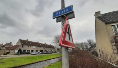 "Pluto" steht auf einem Straßenschild an einer Kreuzung. Die Straßennamen in der Siedlung nahe dem Weltraumzentrum ESTEC lauten Pluto, Jupiter, Ceres und Zuiderkruis.