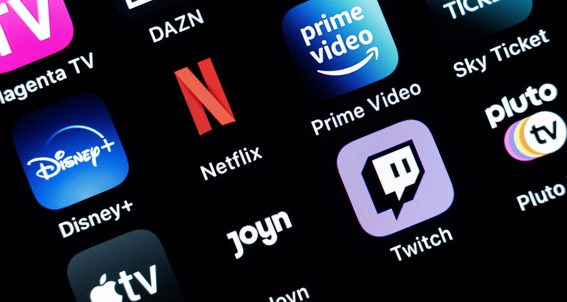 Verschiedene Apps von Streaming-Diensten sind auf einem Bildschirm zu sehen