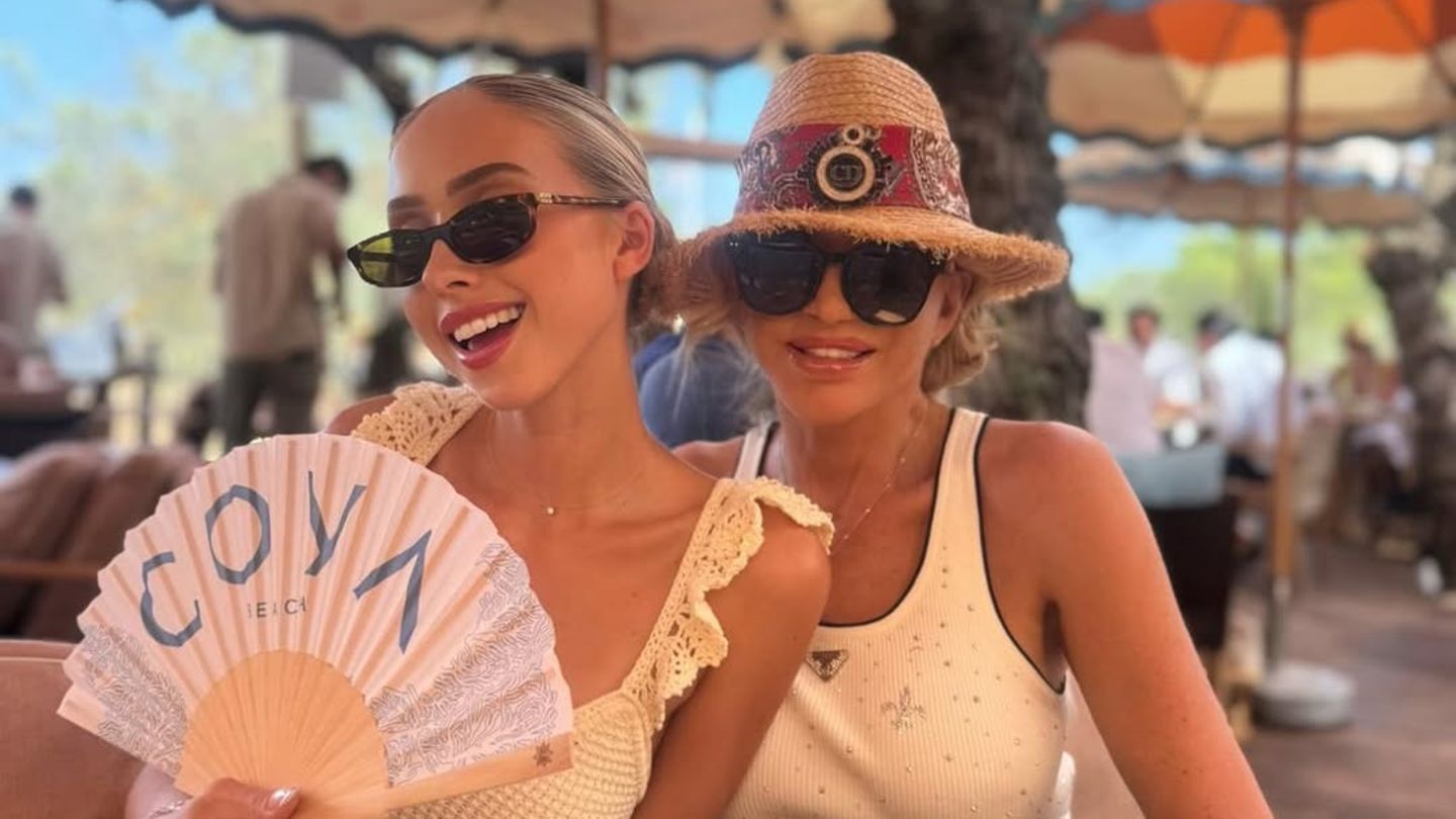 Im Urlaubslook sieht Carmen Geiss wie Shanias Schwester aus