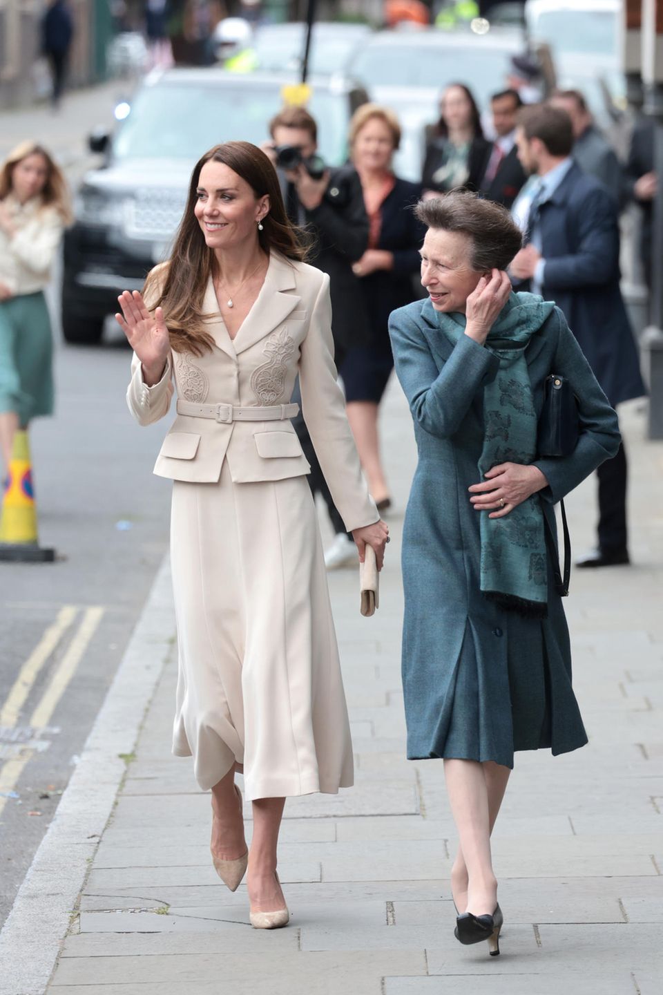 Hat die britische Königsfamilie da ein neues Powercouple gefunden? Herzogin Catherine und die Prinzessin Anne besuchen eine Gesundheitsorganisation für Mütter in London und treten dabei erstmals als Royales-Duo auf. Und geben in ihren Ton-in-Ton-Looks hervorragendes Paar ab! Während Catherine auf ein hellbeiges Ensemble mit Spitzendetails und schmalem Gürtel von Self-Portrait setzt, wählt Anne für den Termin einen blaugrünen Mantel inklusive passendem Schal.