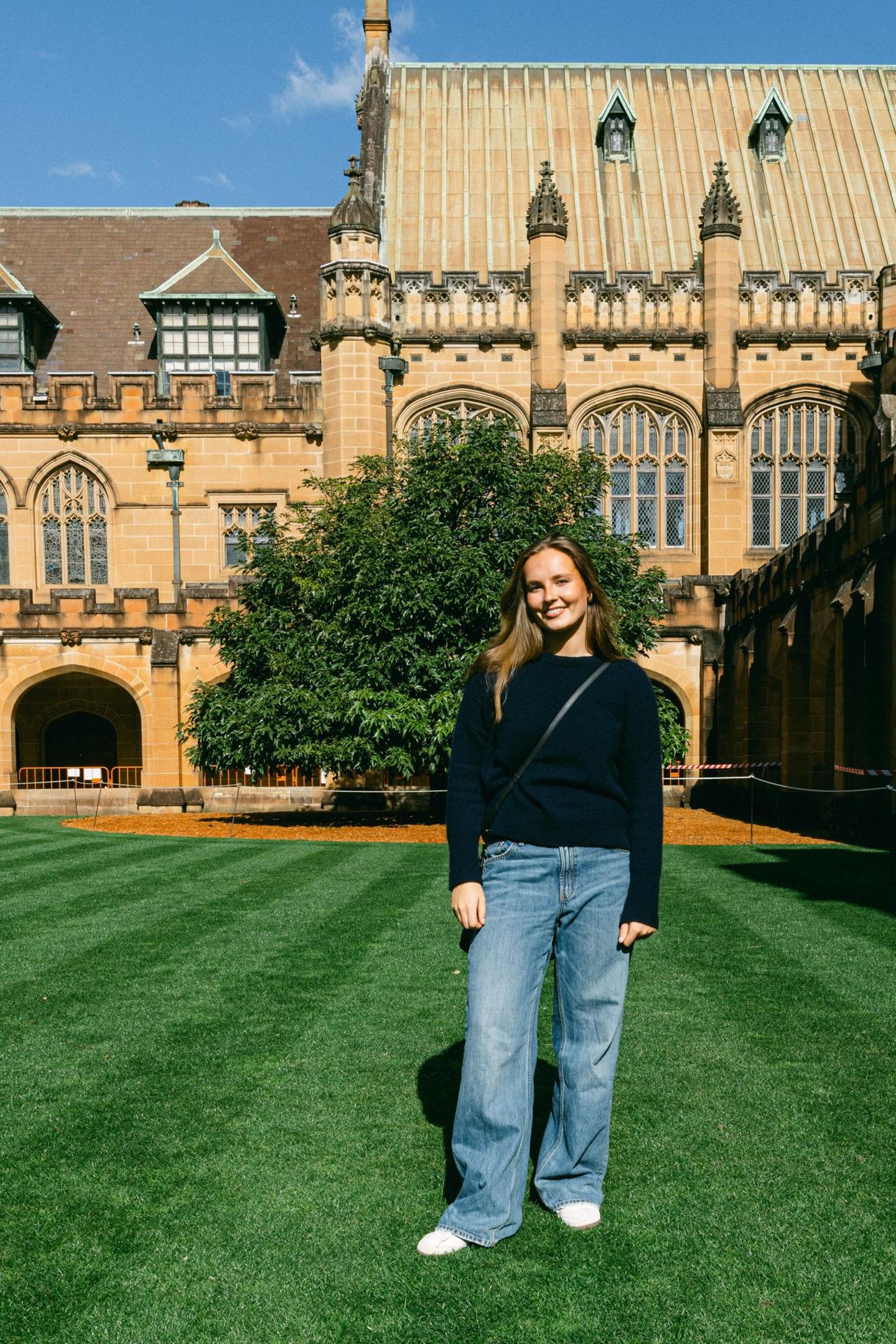 Die Zeit von Militäruniformen und ausladenden Designerkleidern ist erstmal vorbei: Prinzessin Ingrid Alexandra ist jetzt ein College Girl. Passend dazu beginnt die Norwegerin ihren neuen Lebensabschnitt im entspannten Style einer jeden Studentin und zeigt sich auf den offiziellen Fotos auf dem Campus der Universität von Sydney in Straight-Leg-Jeans einem dunkelblauen Wollpullover und weißen "New Balance 550"-Sneaker. Ein cooler Gen-Z-Blowout rundet den strahlenden Look der Prinzessin ab. 