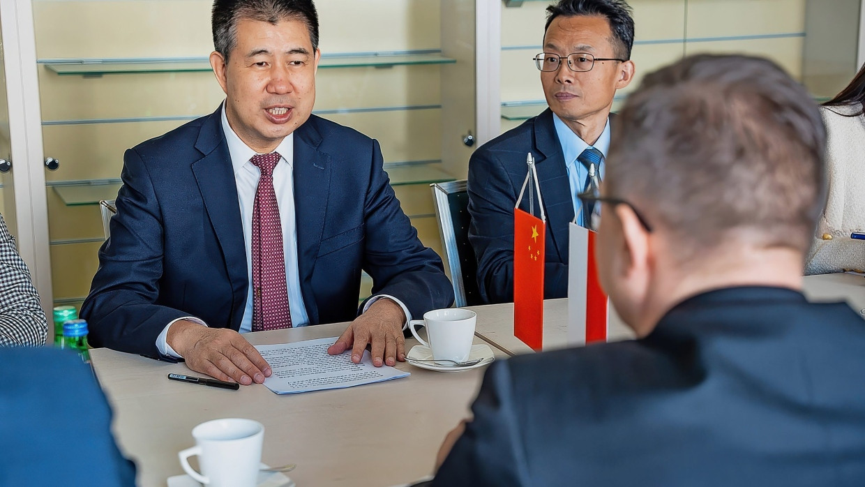 Sun Linjiang während eines Treffens im polnischen Landwirtschaftsministerium. Er war bis Mai Botschafter Chinas in Polen