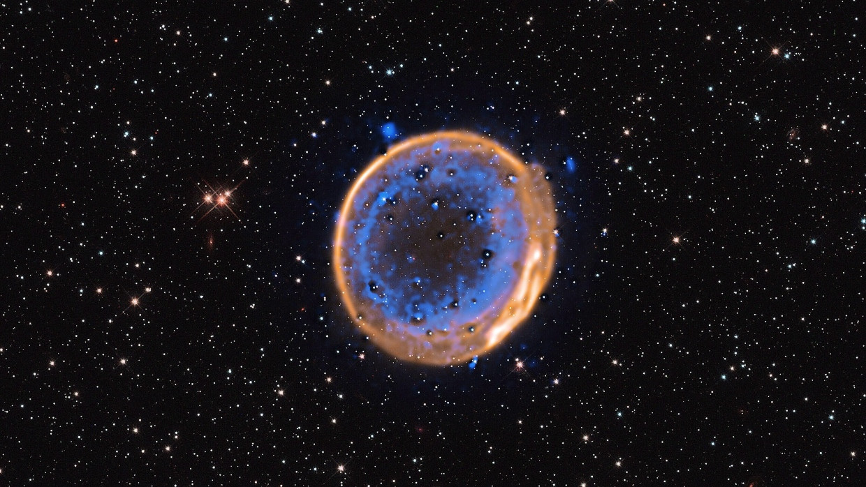 Konzentrische Schalen aus  hochionisiertem Calcium (blau) verraten: In dieser  Supernova hat es zweimal geknallt. Das orange Licht stammt von Wasserstoff.