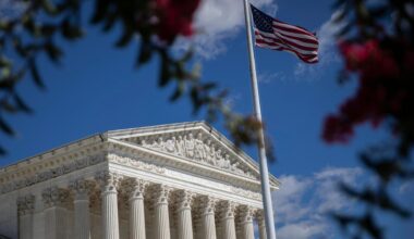 Blick auf den US Supreme Court in Washington, im Vordergrund die amerikanische Flagge