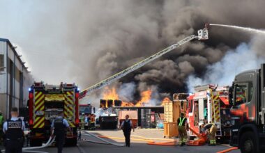 Baden-Württemberg: Mannheim: Großbrand auf Friesenheimer Insel bei Entsorgungsfirma