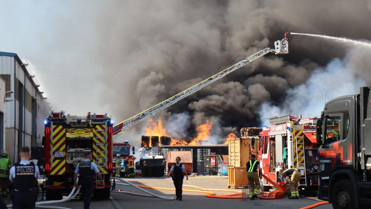 Baden-Württemberg: Mannheim: Großbrand auf Friesenheimer Insel bei Entsorgungsfirma