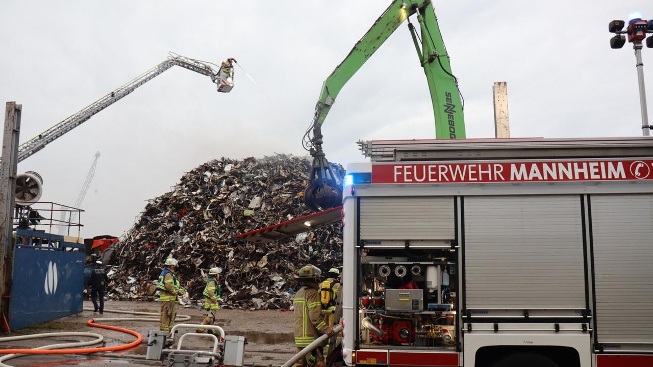 Baden-Württemberg: Mannheim: Brand auf Recyclinghof im Stadtteil Rheinau