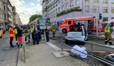 Baden-Württemberg: Unfall in Stuttgart-Ost: Stadtbahn stößt mit Auto zusammen