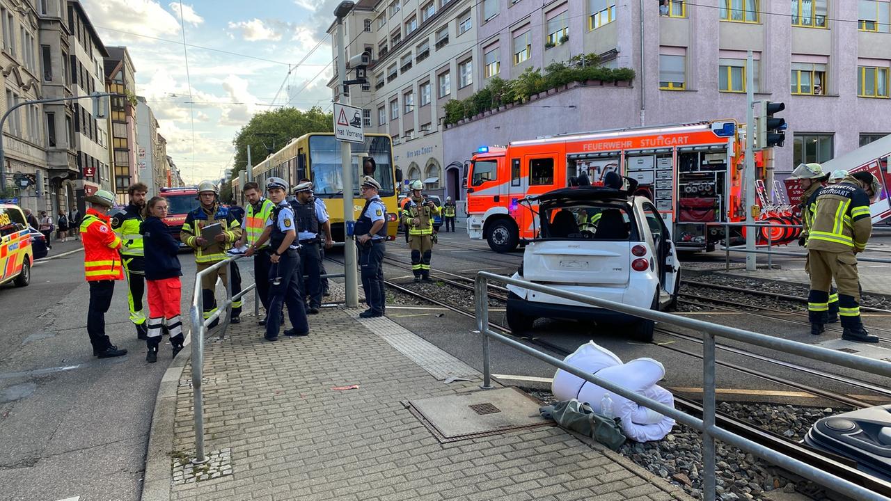 Baden-Württemberg: Unfall in Stuttgart-Ost: Stadtbahn stößt mit Auto zusammen