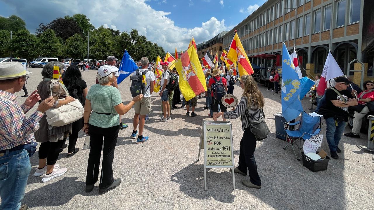 Baden-Württemberg: "Reichsbürger" und Gegenproteste in Karlsruhe: Das ist die aktuelle Lage