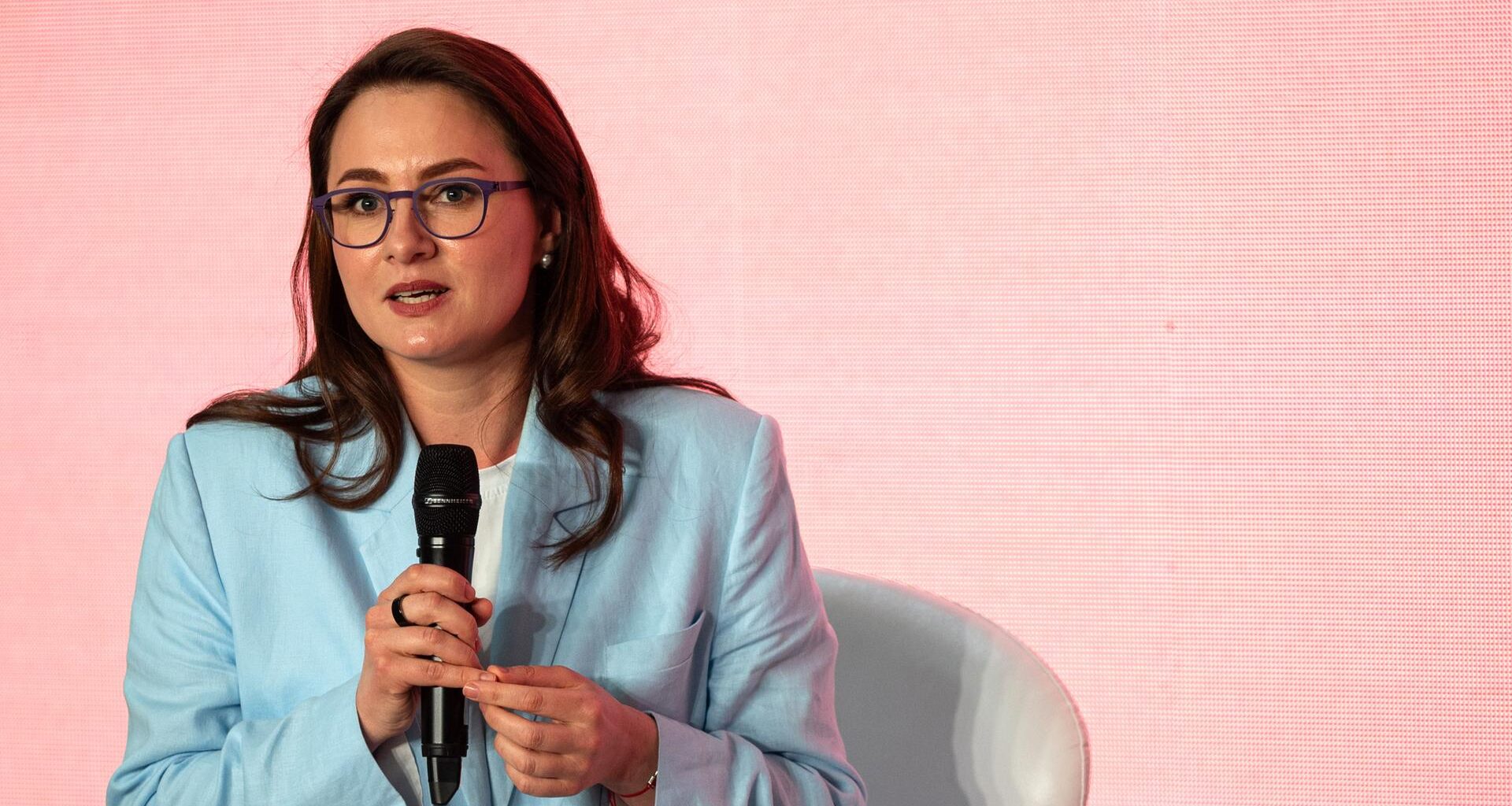 Kiew: Julija Swyrydenko, stellvertretende Ministerpräsidentin und Wirtschaftsministerin der Ukraine, nimmt an der Präsentation der Ergebnisse des "Future Index: Berufliche Erwartungen und Entwicklung von Jugendlichen in der Ukraine" teil. Sie hält ein Mikrofon.