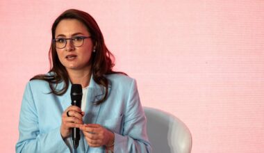 Kiew: Julija Swyrydenko, stellvertretende Ministerpräsidentin und Wirtschaftsministerin der Ukraine, nimmt an der Präsentation der Ergebnisse des "Future Index: Berufliche Erwartungen und Entwicklung von Jugendlichen in der Ukraine" teil. Sie hält ein Mikrofon.