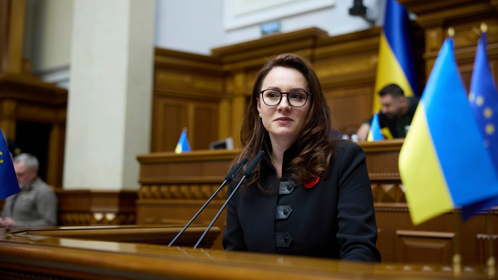 Vizepremierministerin und Wirtschaftsministerin der Ukraine Julia Swyrydenko sitzt in der Werchowna Rada, dem Parlament in Kiew. 