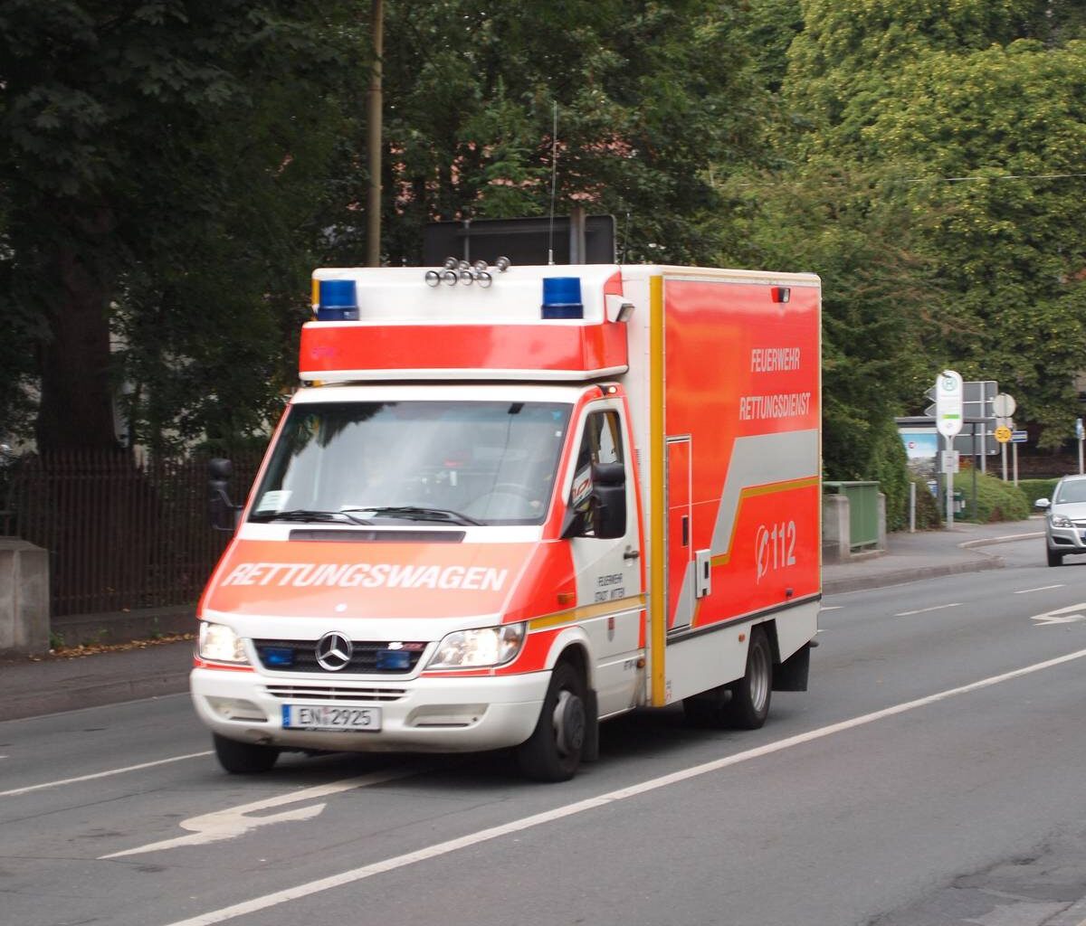 Unfall zwischen einem Rettungswagen und einem Auto in Bonn