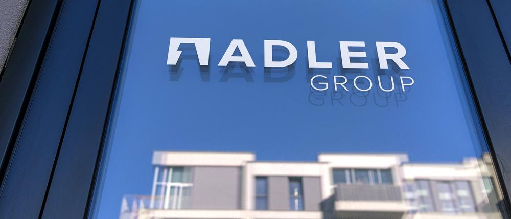Das Logo der Adler Group auf einer Glastür.