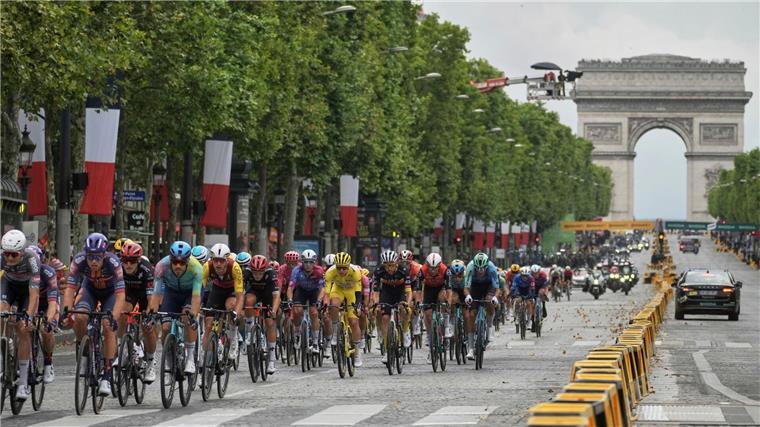 Tadej Pogacar im Gelben Trikot bei der Tour de France.