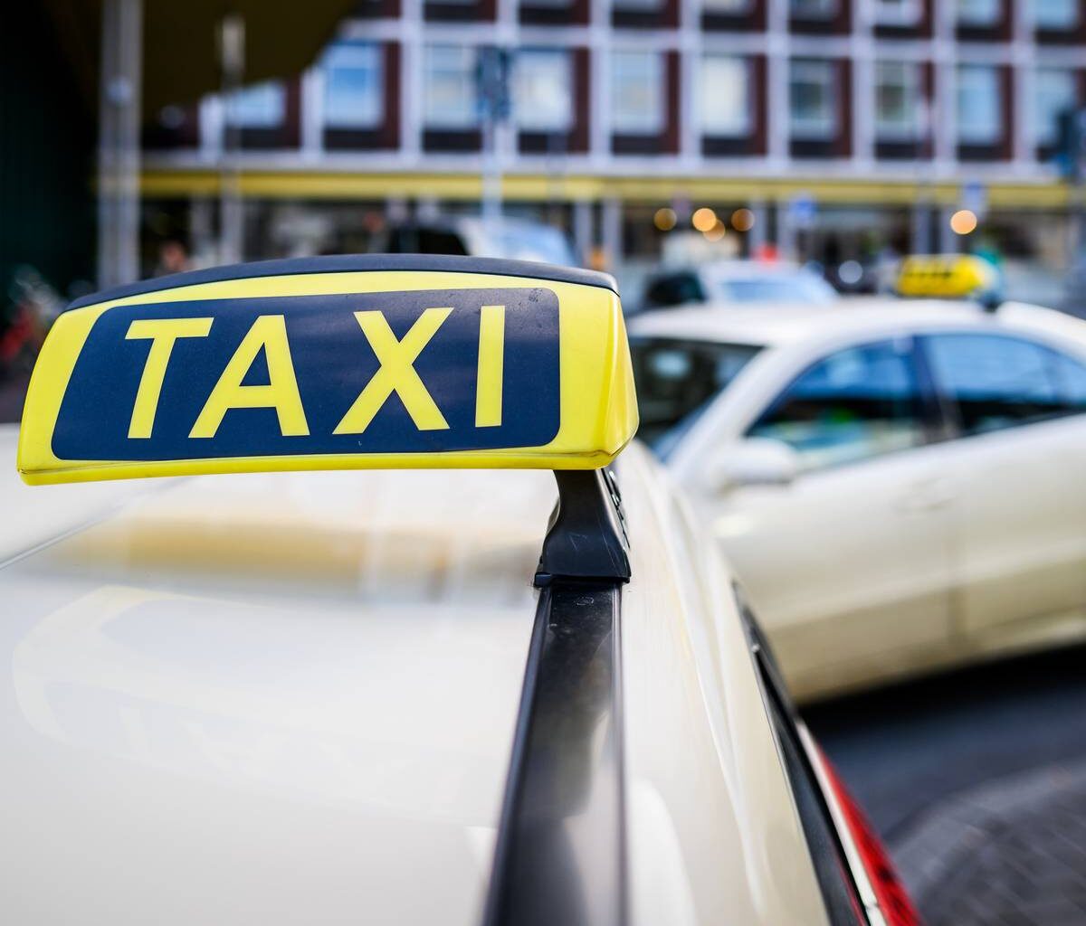 Taxifahrer in Essen demonstrieren mit Kolonne