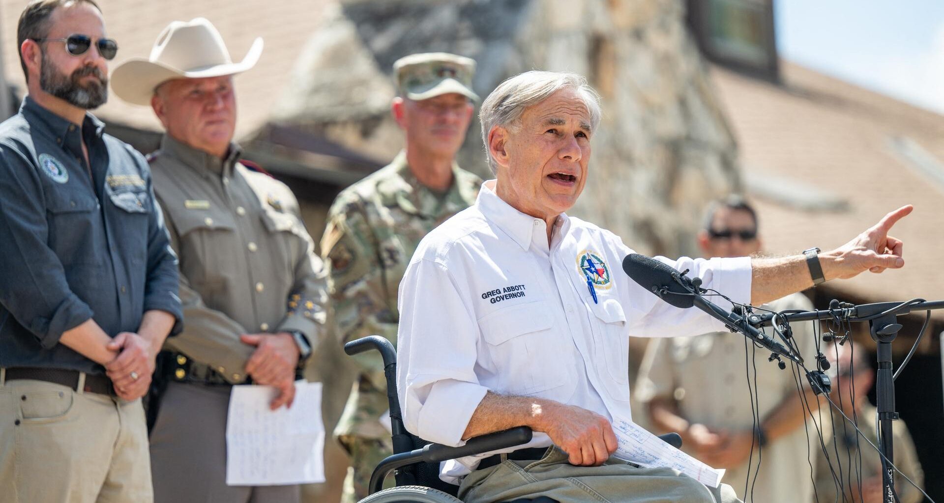 Der texanische Gouverneur Greg Abbott spricht bei einer Pressekonferenz.