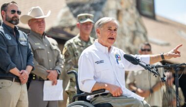 Der texanische Gouverneur Greg Abbott spricht bei einer Pressekonferenz.