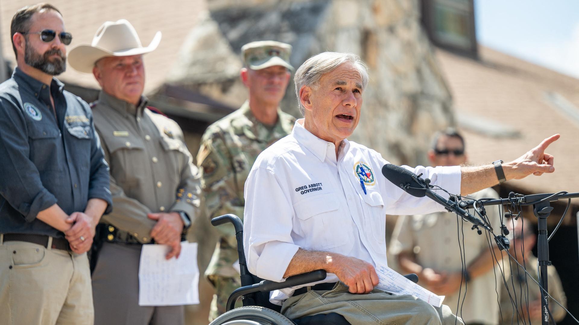 Der texanische Gouverneur Greg Abbott spricht bei einer Pressekonferenz. 