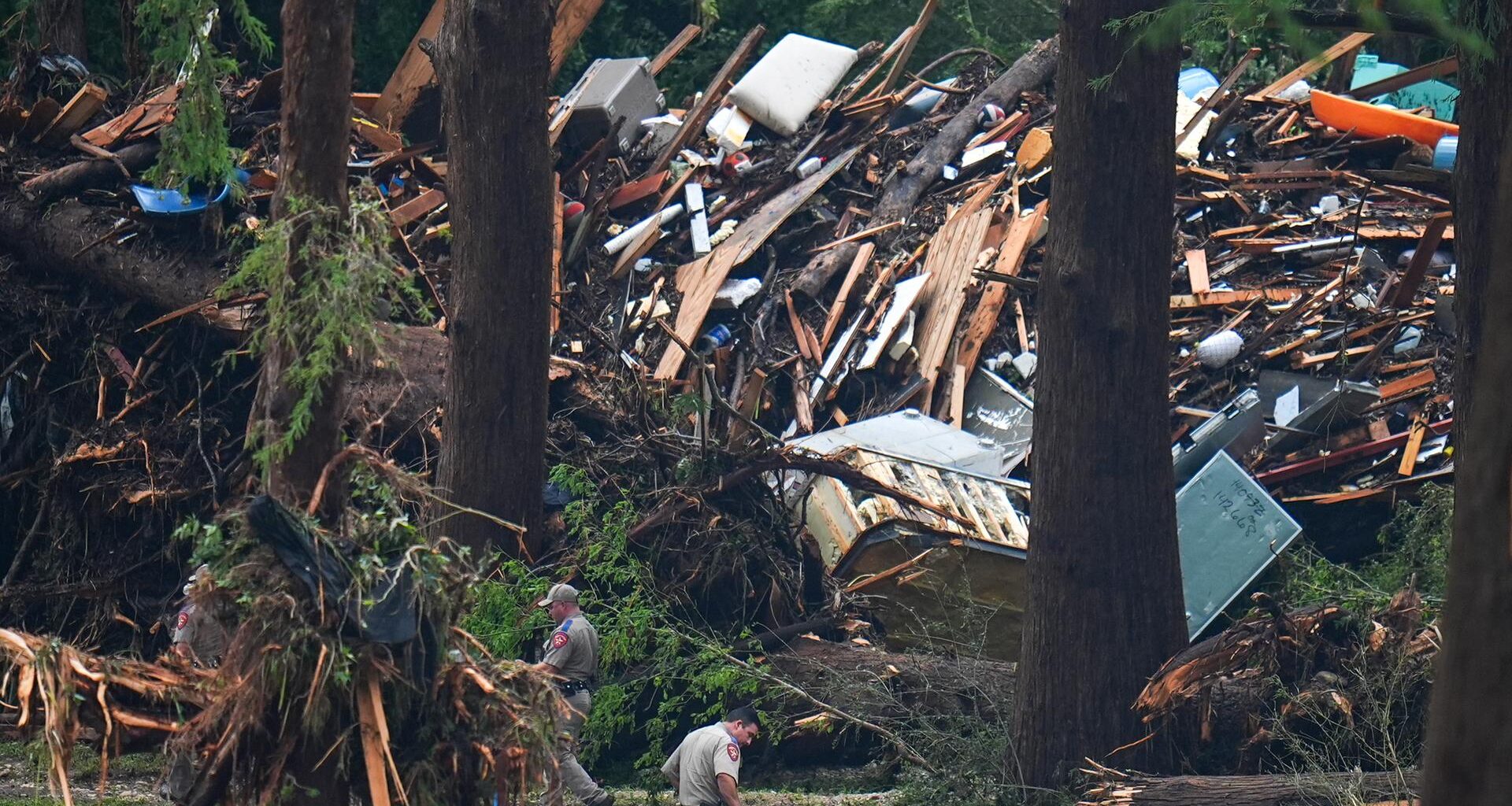 Beamte durchkämmen die Ufer des Guadalupe River, nachdem eine Sturzflut in Hunt, Texas, über das Gebiet hinweggefegt ist.