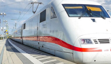 Gefährliches Trainsurfing endet mit Festnahme von zwei Jugendlichen aus Augsburg und hohen Kosten für die Eltern - Radio Fantasy