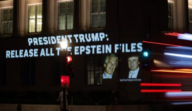 An einer Hauswand ist die Aufschrift "President Trump: Release all the Epstein Files" zu lesen. Daneben ein Foto von Trump und Epstein.