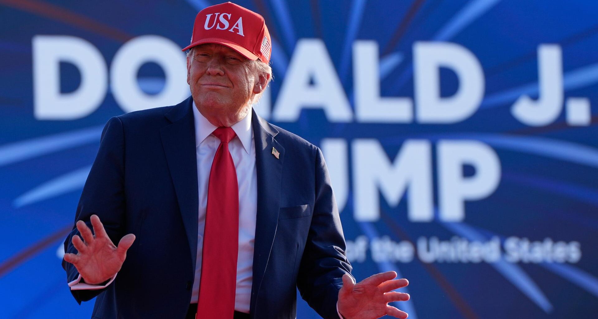 US-Präsident Donald Trump feiert vor Anhängern in Des Moines, Iowa.