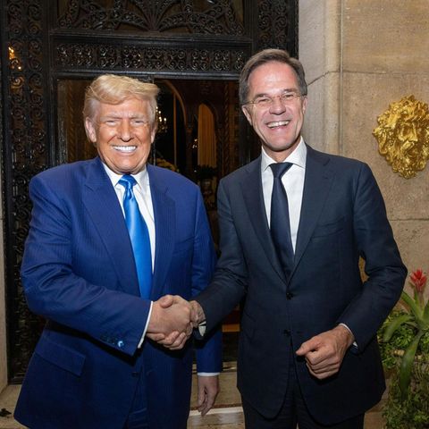 Nato-Chef Mark Rutte schüttelt Donald Trump bei einem gemeinsamen Treffen die Hand